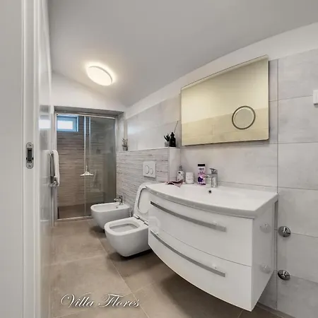 Вилла In With Swimming Pool