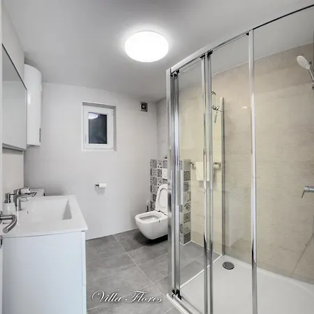 In With Swimming Pool Вилла